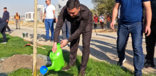 ​ШЫМКЕНТ ӘКІМІ ҚАЛА ТҰРҒЫНДАРЫМЕН БІРГЕ АҒАШ ОТЫРҒЫЗУ АКЦИЯСЫНА ҚАТЫСТЫ