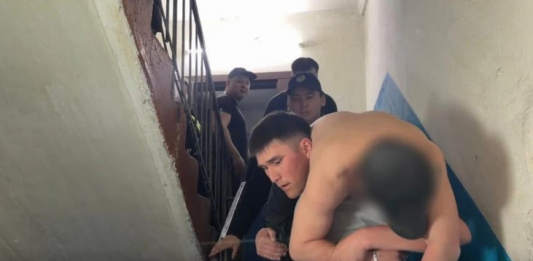 Өскеменде ер адам тұрғын үйдің шатырынан секіріп кете жаздады 