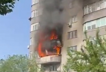Алматыда көпқабатты үйдің балконы өртенді: 12 адам құтқарылды