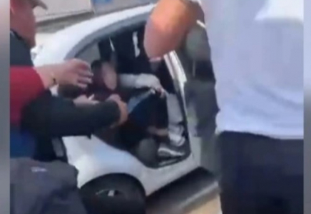 Жамбыл облысында бір топ жігіт көпшіліктің көзінше қыз алып қашқан