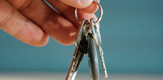 Ақтөбеде бөлім басшысы кезекте тұрмаған азаматтарға пәтер үлестірген