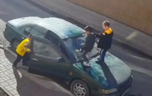 Астанада бір топ бала аулада тұрған көліктің үстіне шығып, күл-талқанын шығарды (ВИДЕО)