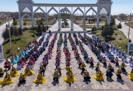 Түркістанда 500-ден астам жас домбырашы бір мезетте күй тартты