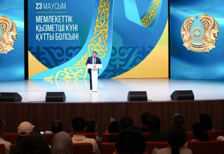 Түркістанда мемлекеттік қызметшілерге құрмет көрсетілді