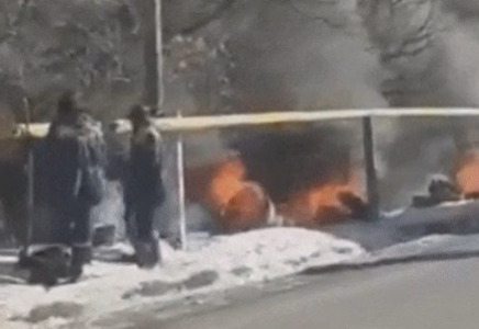 Қатып қалған құбырларды жылытудың ерекше тәсілін ойлап тапқандардың видеосы тарады