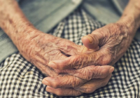 Атырау облысында 55 жастағы әйел көрші зейнеткердің бетіне сірке суын шашқан Атырау облысында 55 жастағы әйел көрші зейнеткердің бетіне сірке суын шашқан