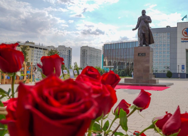Түркістанда Абай Құнанбайұлының туған күніне орай ескерткішке гүл шоқтарын қою рәсімі өтті