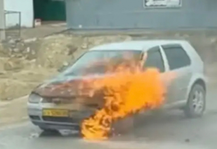 Ақтауда көшенің қақ ортасында көлік өртеніп кетті