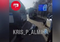 Рульде отырған жүргізушінің жүрегі тоқтап қалған: Алматыда бес көлік соқтығысып, бір адам көз жұмды