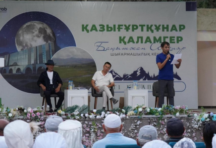 «ТҮНГІ КІТАПХАНА»: Қазығұртта Бақытжан Алдияр мен Бақыт Беделханның жыр кеші өтті