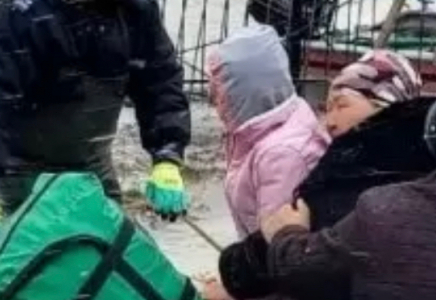 Полицейлер суда қалған тұрғындарды қайықпен тасымалдады