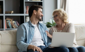 "Ажырасқан, балалы болса да, рұқсат": ұлы үйленбей жүрген ана немерелі болсам деп армандайды