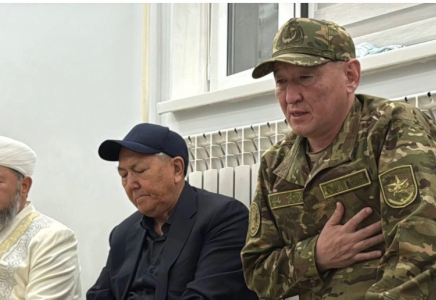 Қорғаныс министрі қаза болған сарбаздардың отбасымен кездесіп, көңіл айтты