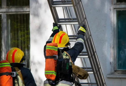 Қарағандыда құтқарушылар бесінші қабаттың терезесіне шығып отырған баланы аман алып қалды - видео