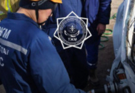 Құтқарушылар жолаушының денесін жеңіл көліктен алып шықты