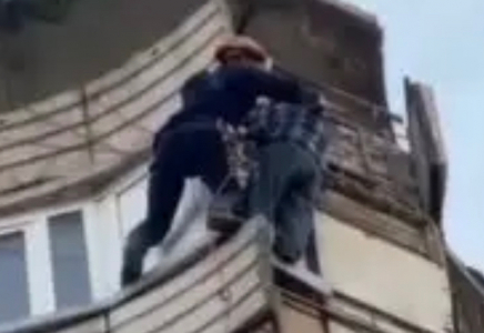 Балконнан секірейін деп тұрған қарияны полицейлер құтқарып алды