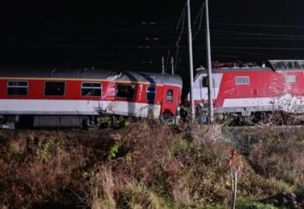 Словакияда екі пойыз соқтығысты: зардап шеккендер бар