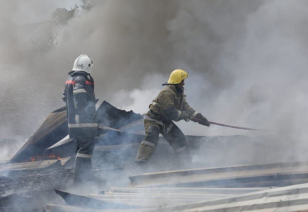 Алматыда қоймадан шыққан өрт 1000 шаршы метрді шарпыды