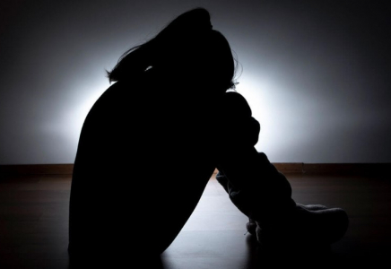 «Қылмыс үстінен түстім»: әйел адам жұмыстан үйіне келгенде күйеуі туған қызын зорлап жатқан