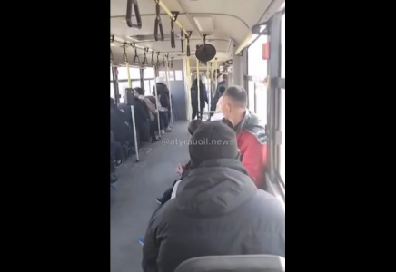Атырауда белгісіз ер адам автобус жүргізушісіне шабуыл жасады (ВИДЕО)