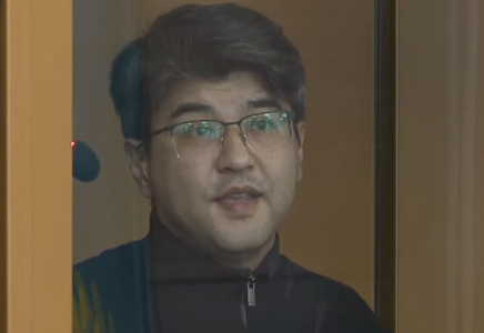 Сот отырысында сұралып жатқан Қуандық Бишімбаев күлкісін тыя алмады