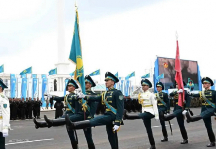 Әскери парадта Рақымжан Қошқарбаев тіккен тудың көшірмесі алаңға шығарылды