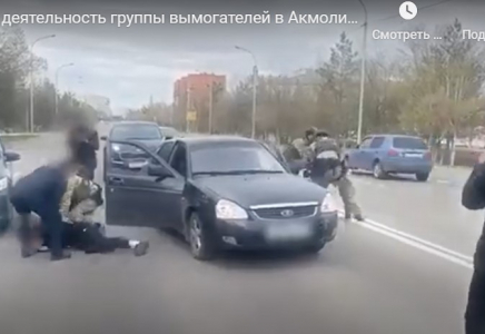 Көкшетауда такси жүргізушісінің зәресін алған үш жігітті полиция қаланың қақ ортасынан ұстап әкетті (ВИДЕО)