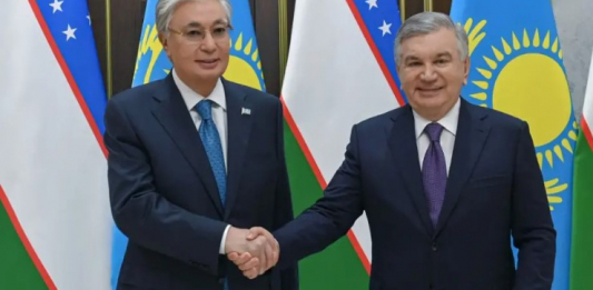 Тоқаев Өзбекстан президентімен бейресми кездесу өткізді