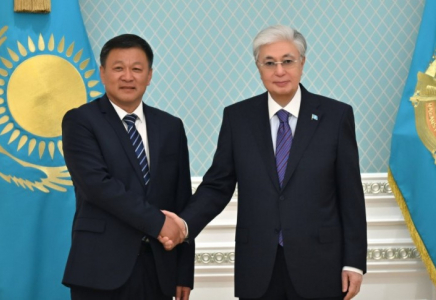 Мемлекет басшысы Xinjiang Lihua компаниясы директорлар кеңесінің төрағасы Чжан Цихайды қабылдады