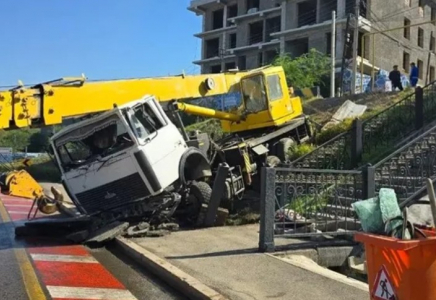 Алматыда автокран өздігінен жүріп кетіп, таудан құлады