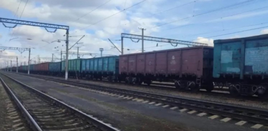 Полициядан қашқан: Астаналық оқушы жүк пойызының төбесінен құлап кетті 