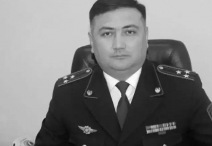 Өскемендегі бір мектепте коронавирустан көз жұмған полицейдің құрметіне сынып ашылды