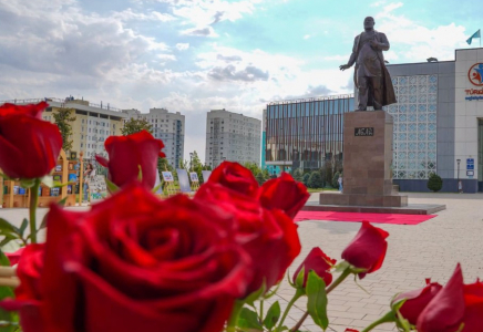 Түркістанда Абай Құнанбайұлының туған күніне орай ескерткішке гүл шоқтарын қою рәсімі өтті