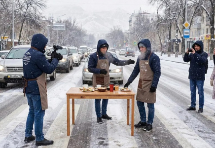 Алматыда жолдың қақ ортасына үстел жайып, жарнама түсіргендер соттан бір-ақ шықты