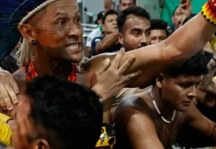 Бразилиядағы климаттық конференцияға байырғы халықтар басып кірді