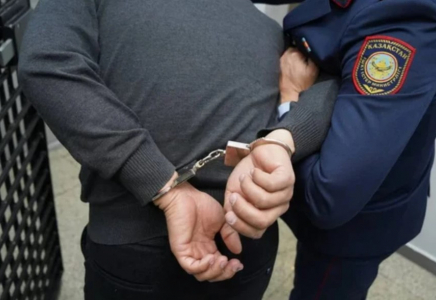 Оралда полиция қызметкері қыз зорлады деген күдікке ілінді