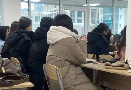 «Тоңғаннан ерніміз көгеріп кетті»: Астанада студенттер сырт киімін шешпей оқуға мәжбүр болған (ФОТО)