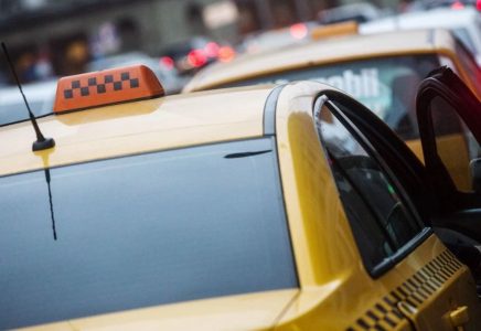 Анасы көлікті айналып отырғанша алып кеткен: Қарағандыда такси жүргізушісі 4 жасар қызды ұрлады деп айыпталды