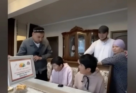 Өмір бойы күң болған әпкелі-сіңлілі қыздарға берілуі тиіс үй бөтен адамға сатылып кеткен (ВИДЕО)