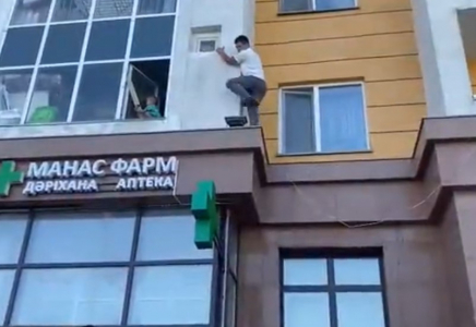 Астанада ер адам терезе алдындағы баланы құтқарып қалды