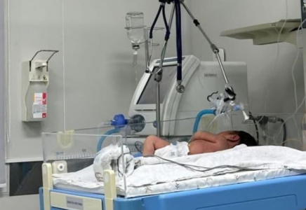 Шымкентте дәрігерлер сирек кездесетін диагнозбен туылған нәрестеге күрделі ота жасап, өмірін сақтап қалды