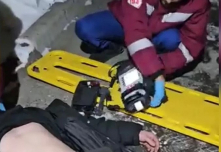 Өскеменде жігітті үйге кіреберіс есіктен тоқ соғып, жансақтау бөліміне түсті