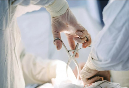 Ақтөбеде ота жасатқан ер адамның тамағында дәке қалып қойған