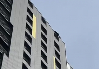 Астанада ер адам өрттен үш бала қаза тапқан тұрғын үйдің шатырына шығып алған