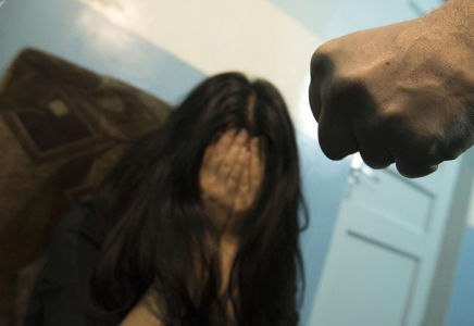 Жалақысын алуға барған: Алматыда ағайындылар үш баланың анасын зорламақ болды  