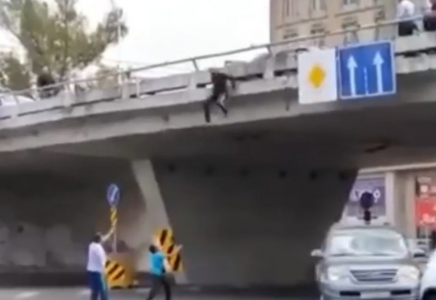 Мас болған: Алматыда көпірден секіріп кеткен ер азаматтың жағдайы белгілі болды