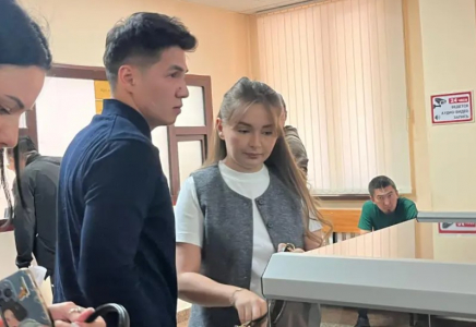 “Бәрі осындаймен айналысады“. Жанәбіловтер сотқа келді