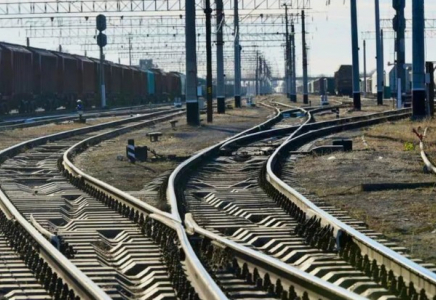 Көлік жүргізушісі қашып кеткен: темір жолда екі рет жол апаты бола жаздады