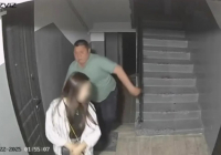 Сәтбаевта белгісіз ер адам әйелге тап берген: қорқынышты оқиғаның видеосы тарады