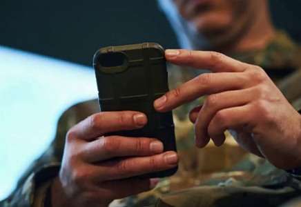 Әскердегі өзгеріс: сарбаздарға телефон ұстауға кеңірек мүмкіндік берілді